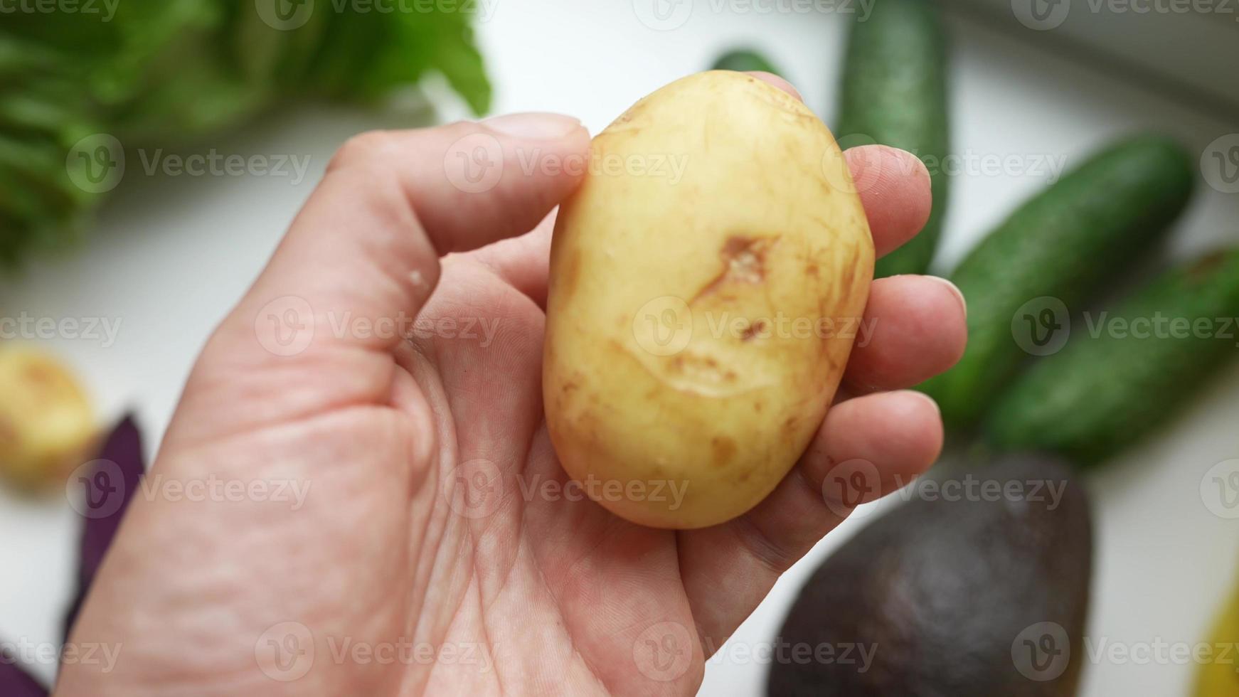 a mão de um homem segura batatas, o conceito de nutrição adequada. foto