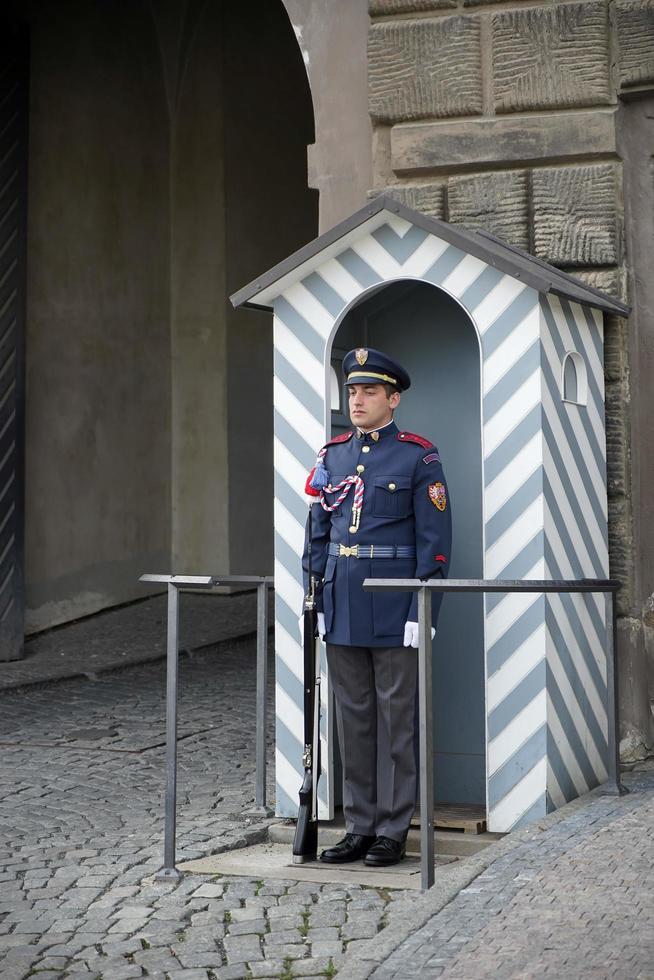 praga, república checa, 2014. guarda de plantão no castelo em praga foto