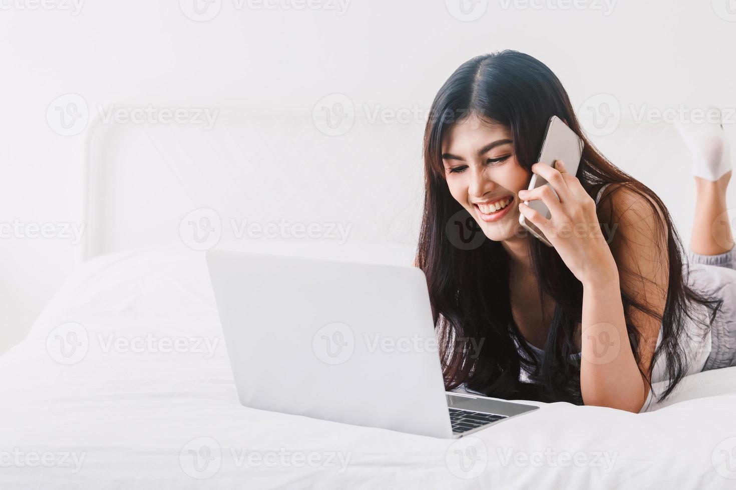 mulher usando computador digital labtop no quarto foto