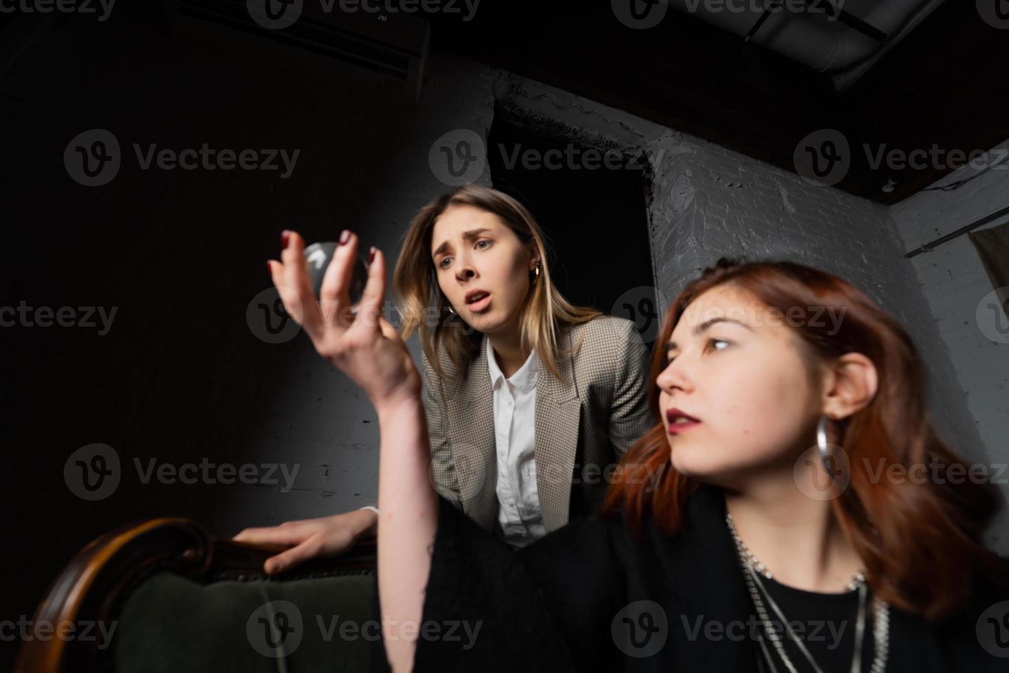 mulher e mulher cartomante com bola de cristal foto