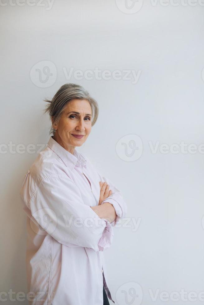 sorridente mulher de negócios de meia idade confiante sobre fundo branco. foto