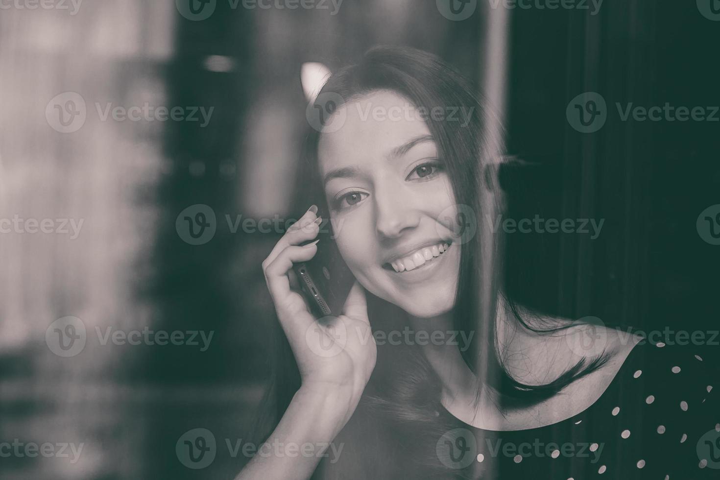 menina bonita falando ao telefone e sorrindo foto