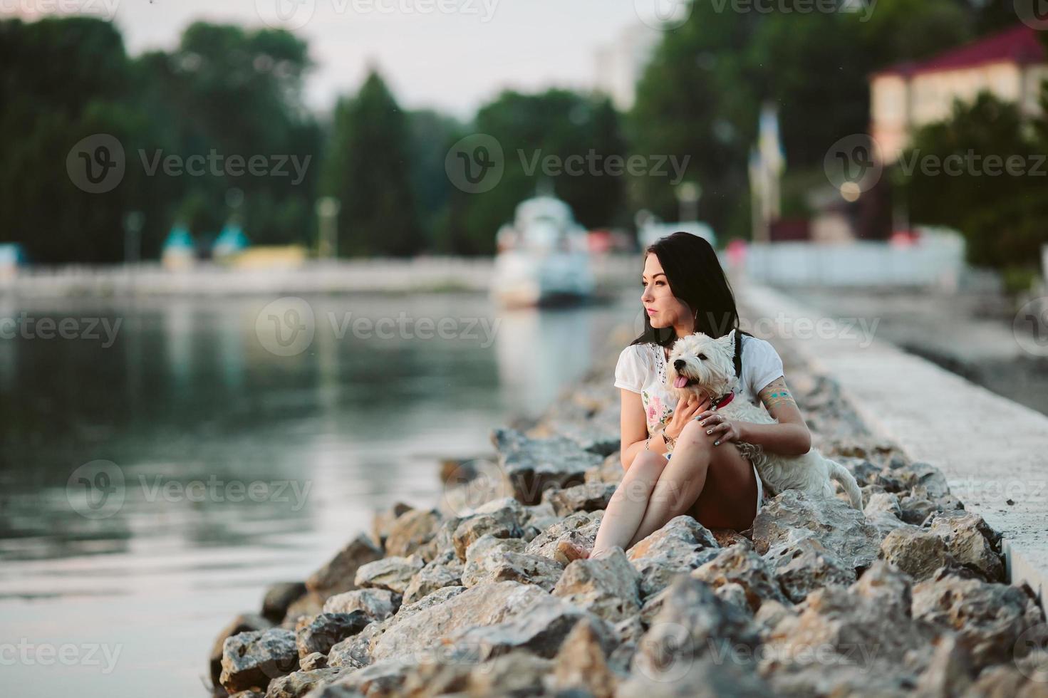 menina com um cachorro no passeio foto