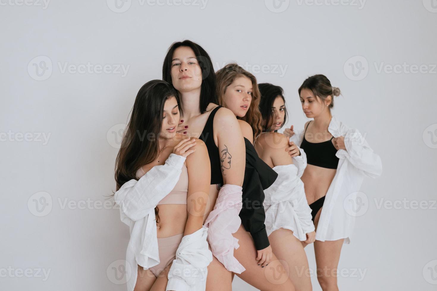 diversos modelos vestindo roupas íntimas confortáveis, aproveitando o tempo juntos foto