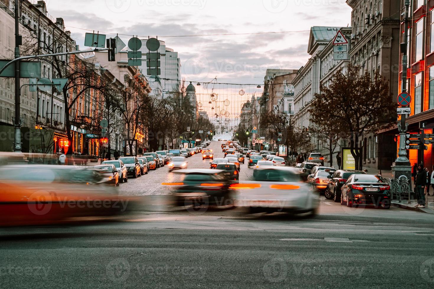 kiev, ucrânia - 14 de abril de 2019 visão noturna das ruas de kiev. confusão urbana. rua bogdan khmelnitsky foto