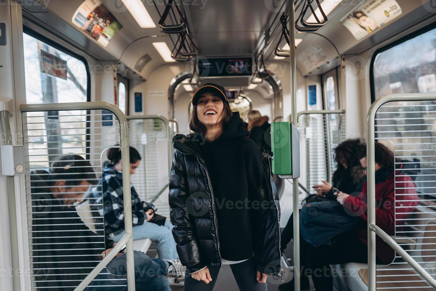 jovem posando para a câmera no transporte público foto