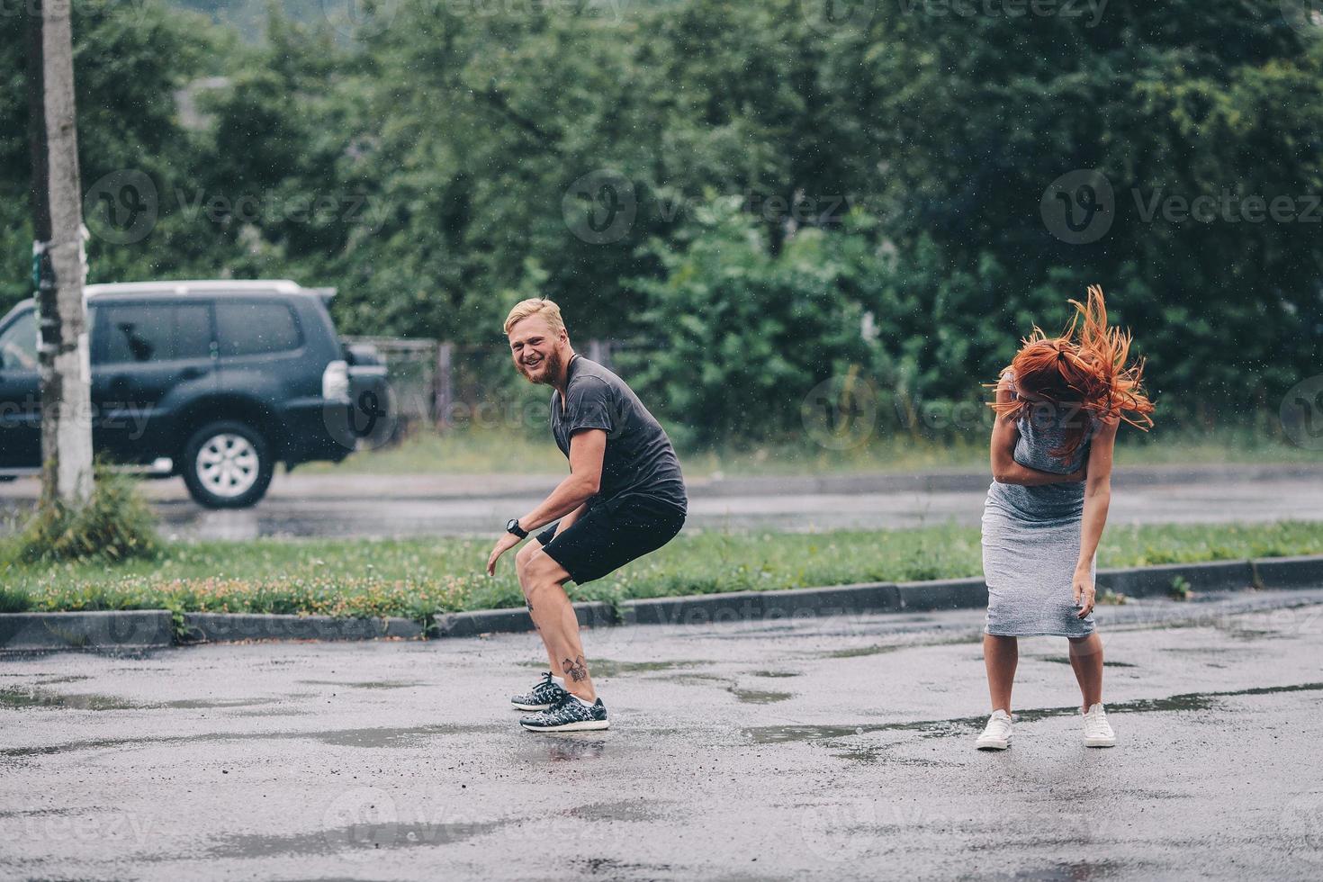 lindo casal na chuva foto