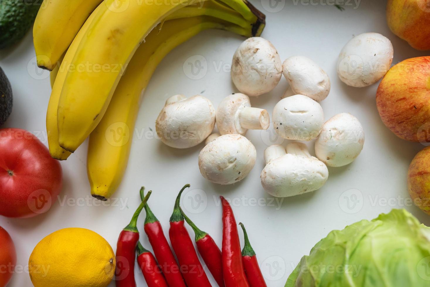 legumes frescos e saudáveis para uma dieta saudável. conceito de comida saudável foto