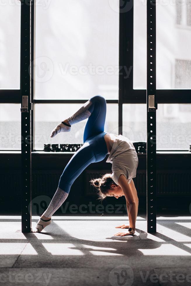 retrato de mulher jovem e atraente fazendo exercícios de ioga ou pilates foto