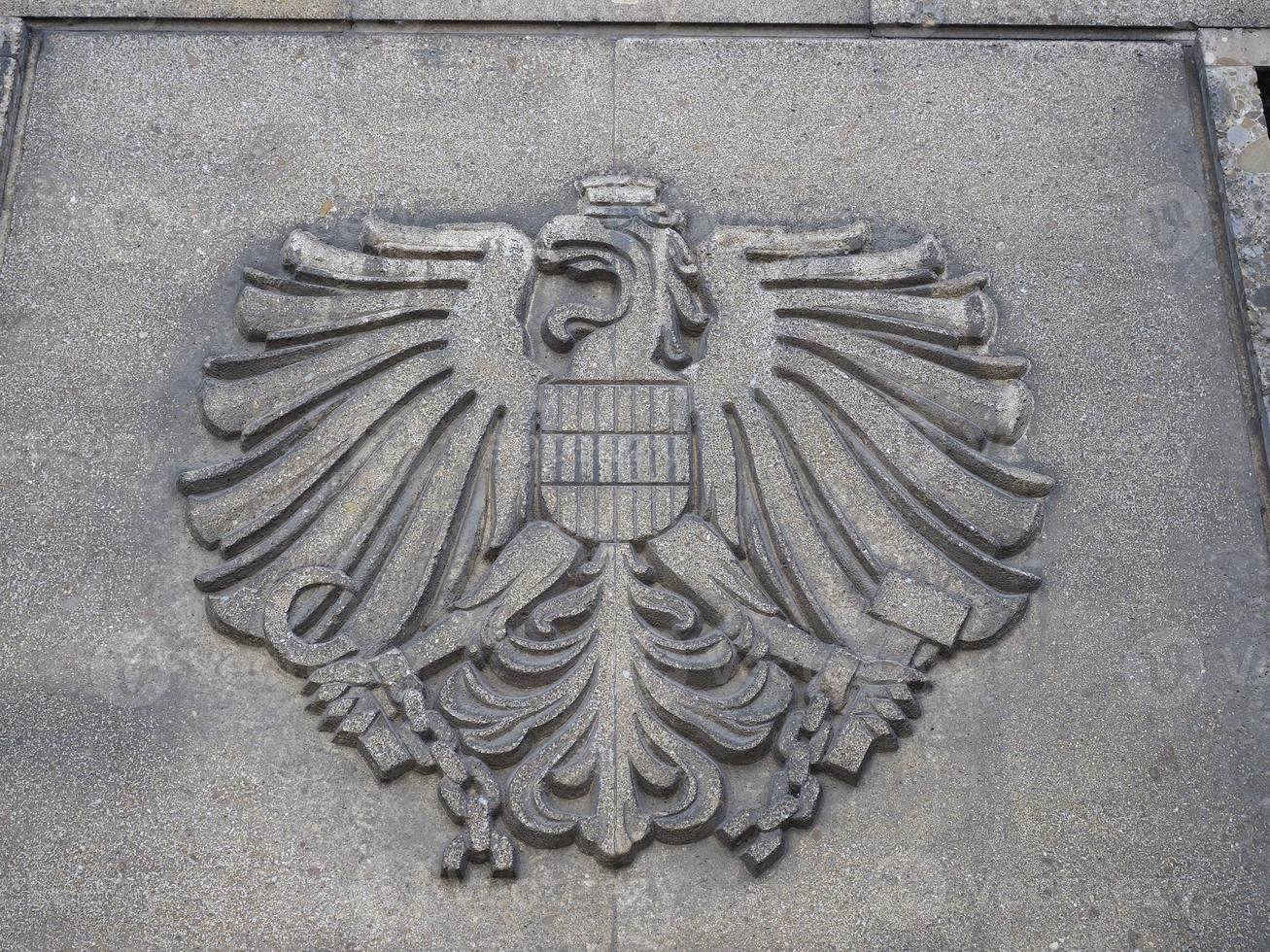 brasão de armas da águia austríaca em viena foto