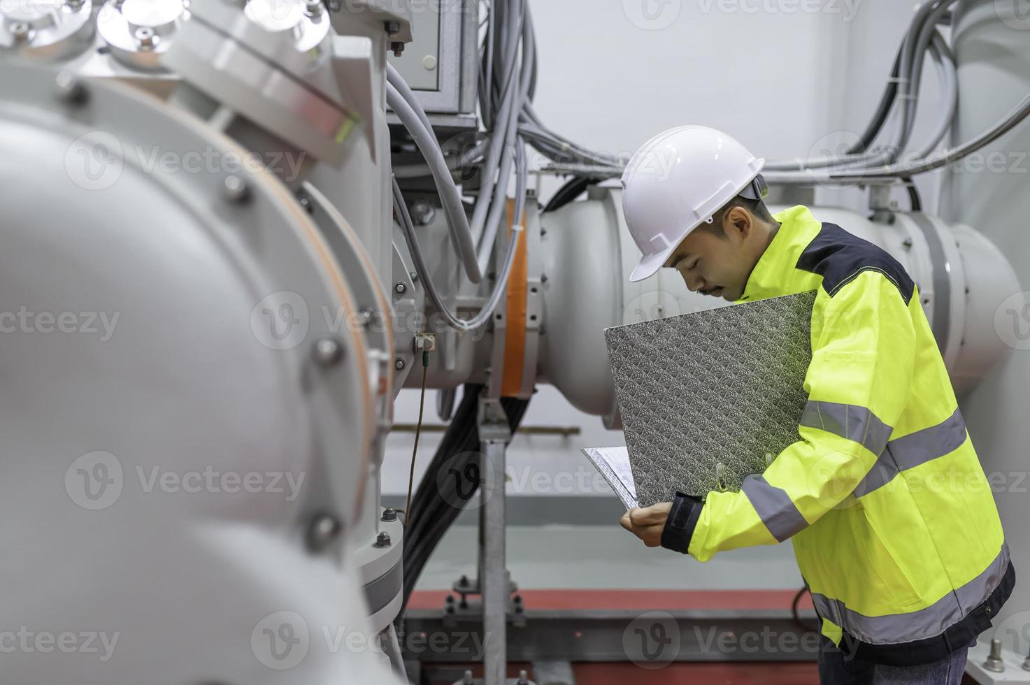 homem engenheiro elétrico verificando a tensão no gabinete de distribuição de energia na sala de controle, manutenção preventiva anualmente, eletricista tailandês trabalhando na empresa foto