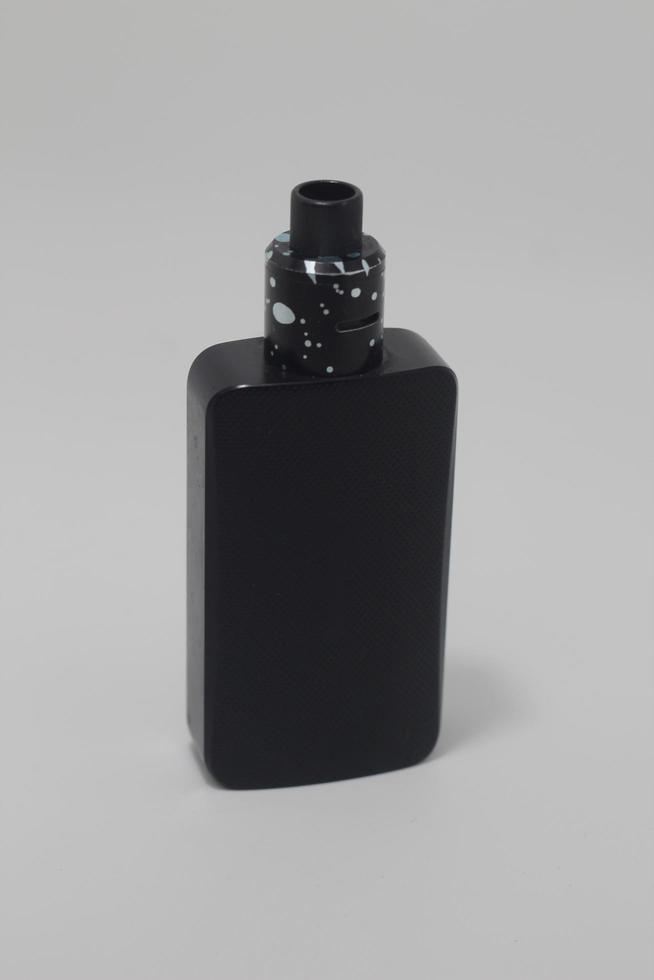 cigarro eletrônico preto isolado no fundo branco foto