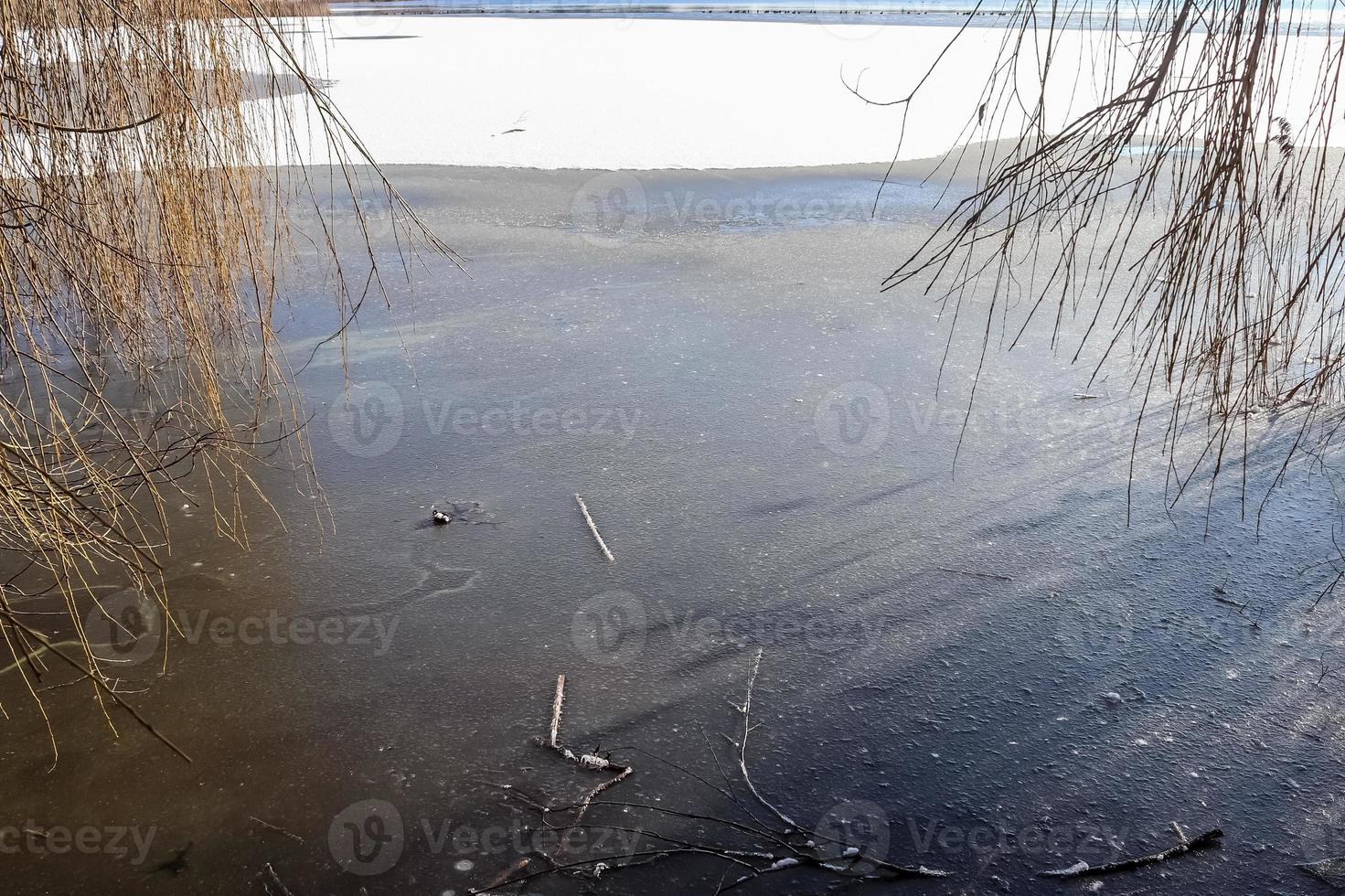 paisagem de lago congelado coberto de neve no norte da europa em um dia ensolarado. foto