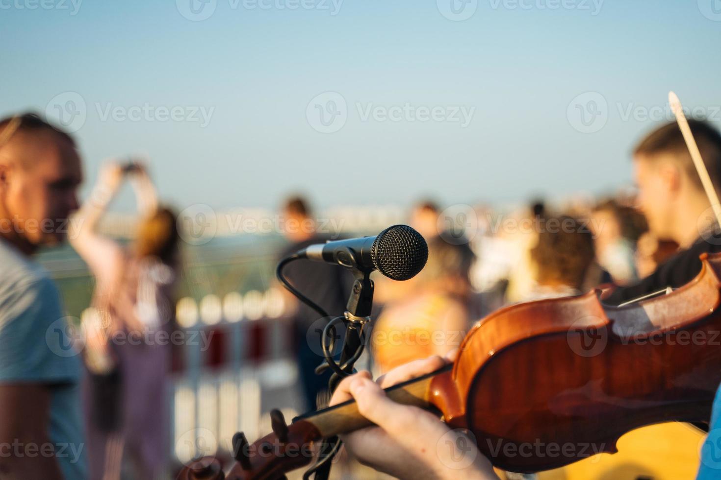 microfone retrô para festa de concerto ao ar livre. foto