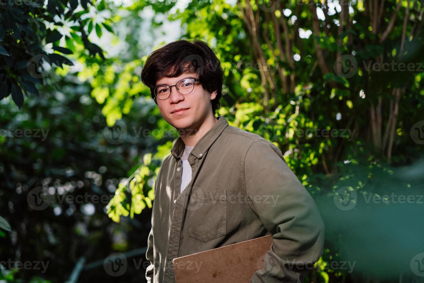 conceito de proteção da natureza e preservação da vida selvagem. cientista masculino olhando para a câmera foto