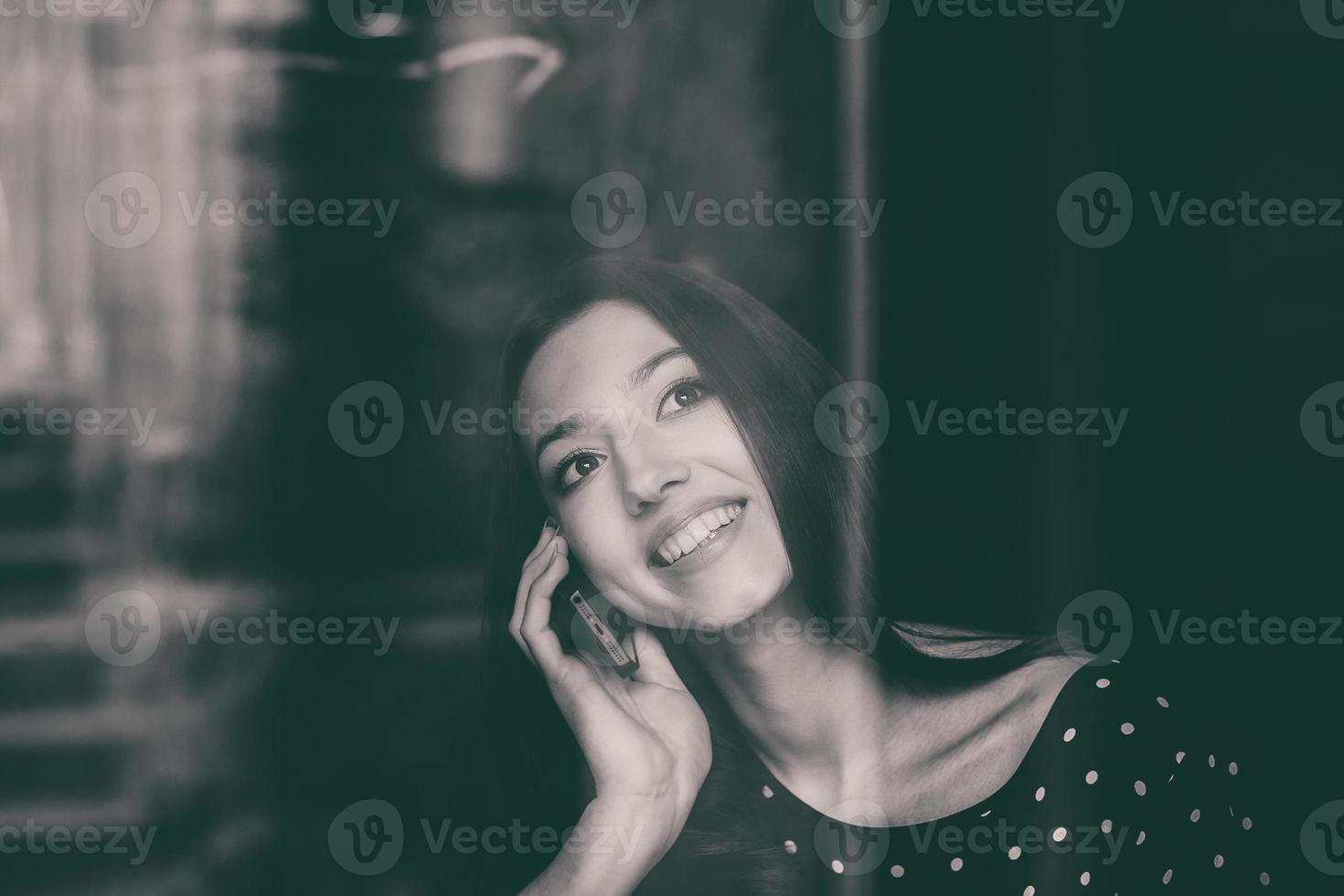 menina bonita falando ao telefone e sorrindo foto