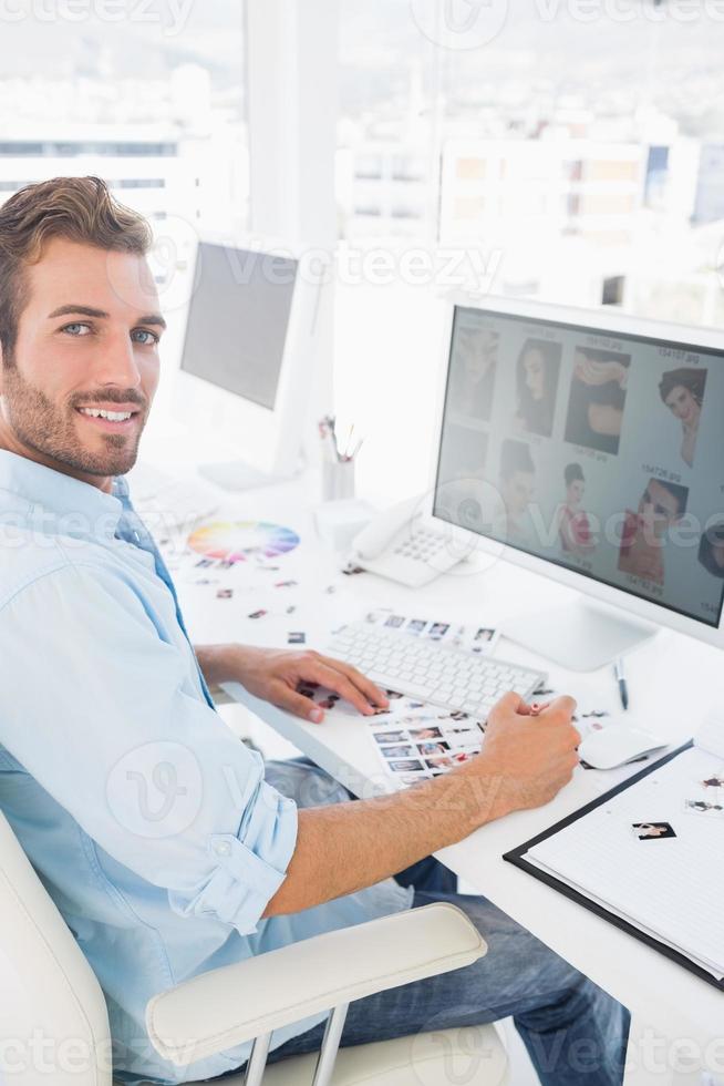 retrato de vista lateral de um editor de fotos masculino trabalhando no computador