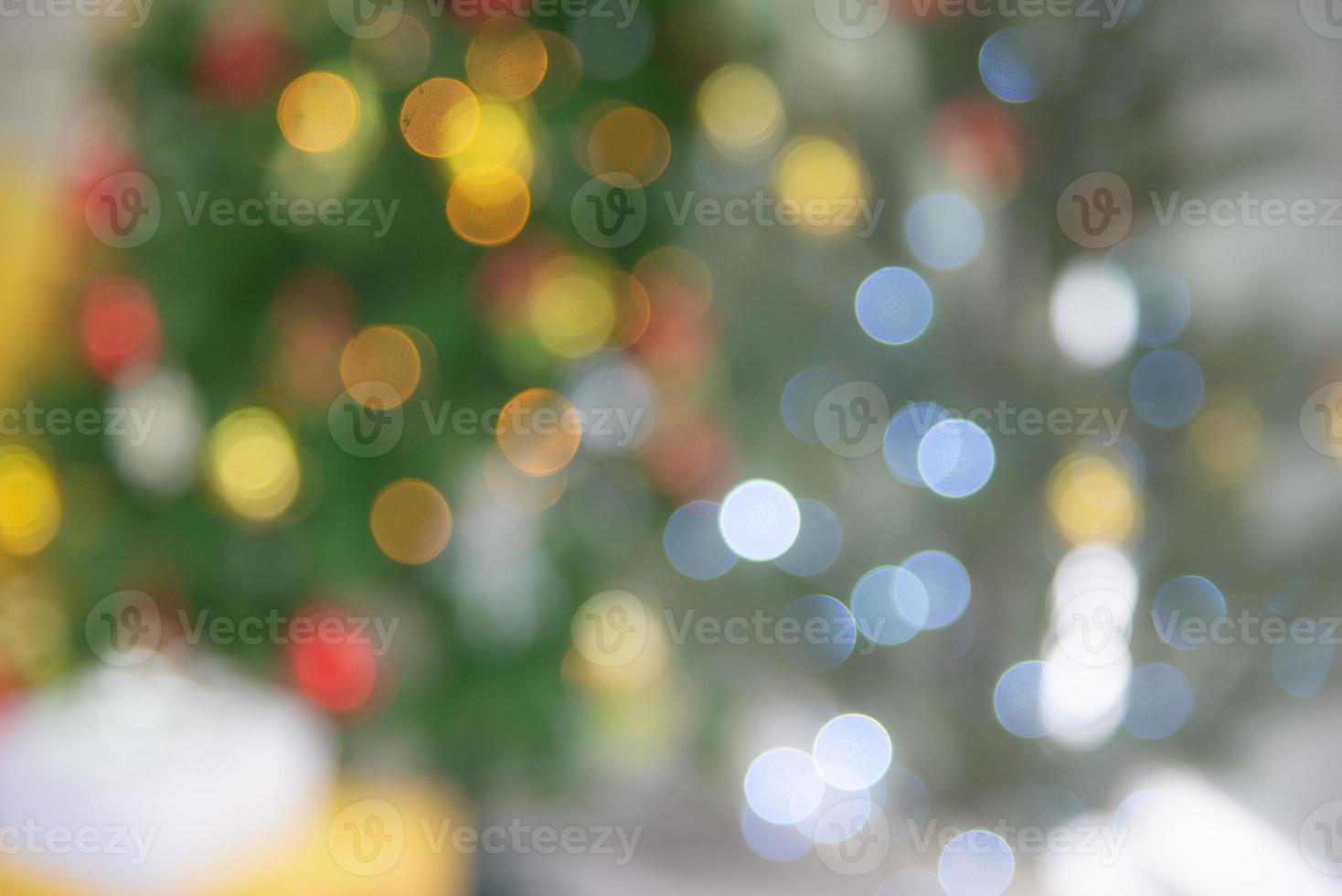 fundo claro colorido abstrato com bokeh vermelho laranja amarelo azul branco verde da árvore de natal decorada foto