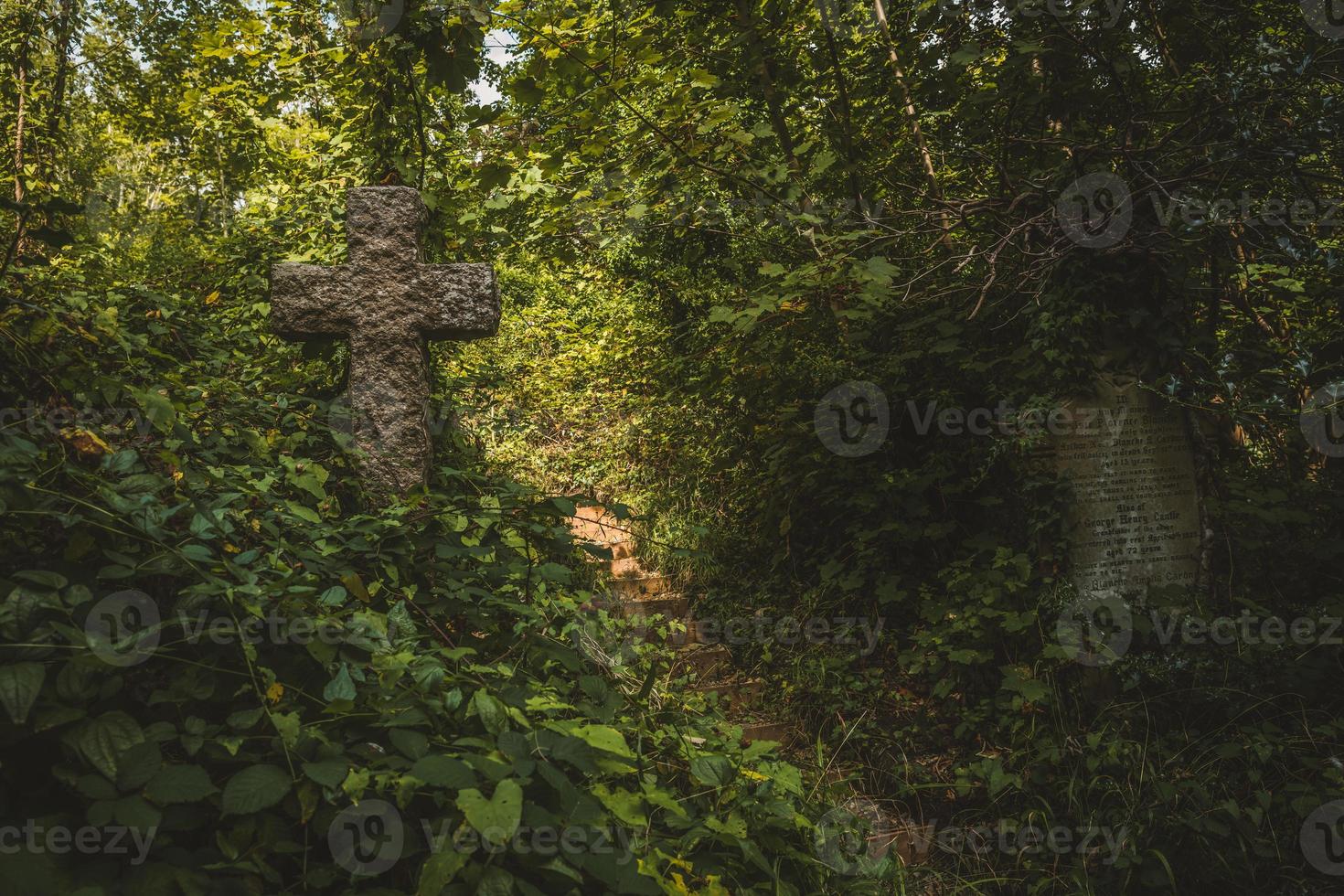 lápides no cemitério, cemitério de arnos vale foto