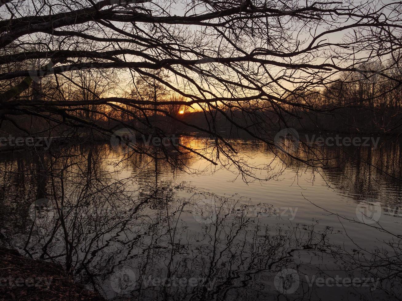 pôr do sol em um lago alemão foto