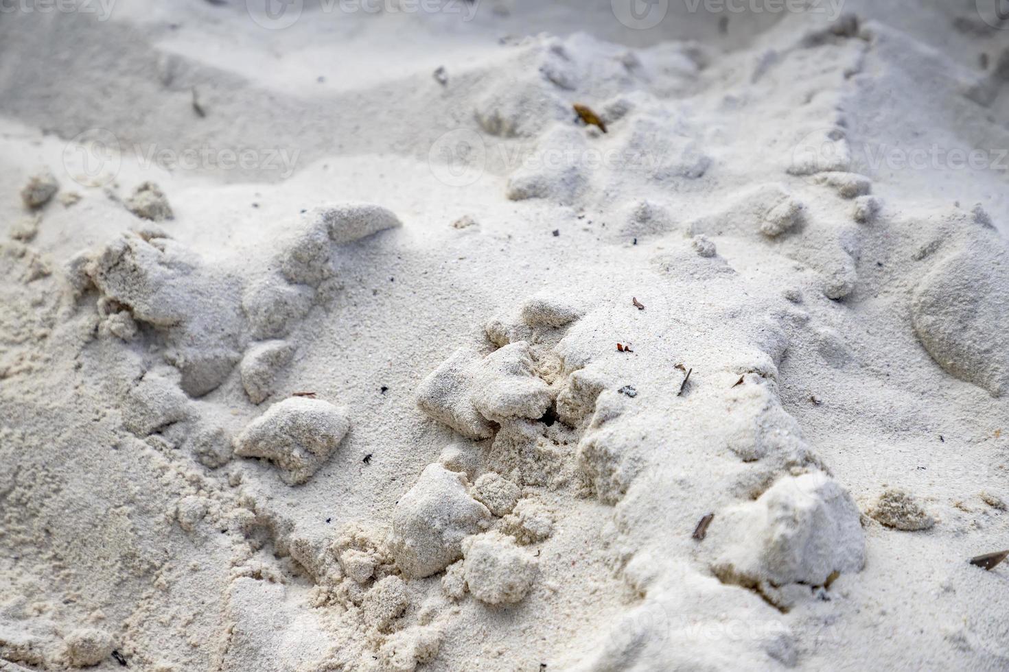 praia de areia tropical branca, close-up. a areia fina da praia. superfície de areia foto