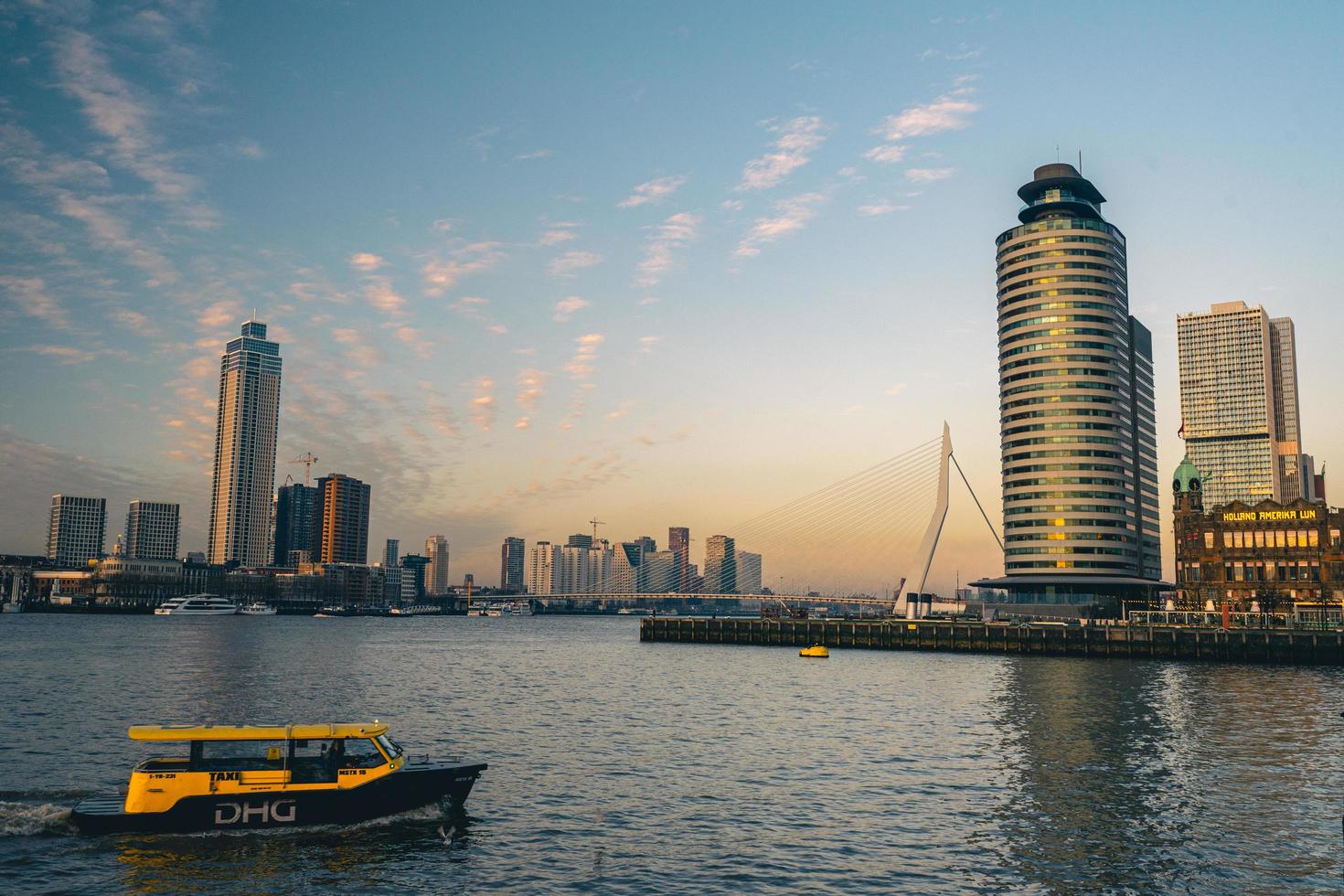 skyline de rotterdam em 11 de janeiro de 2022. foto