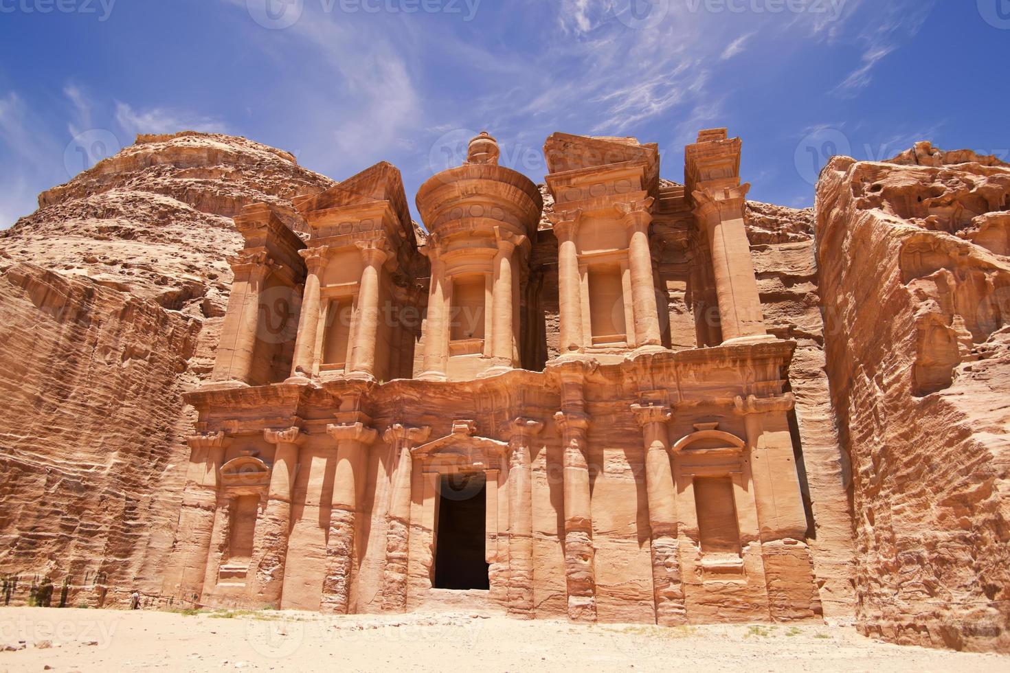 o imponente mosteiro em petra, jordânia foto