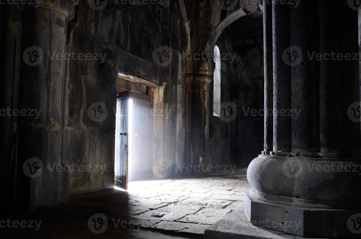 porta aberta dentro da igreja cristã antiga, mosteiro sanahin, unesco, armênia foto