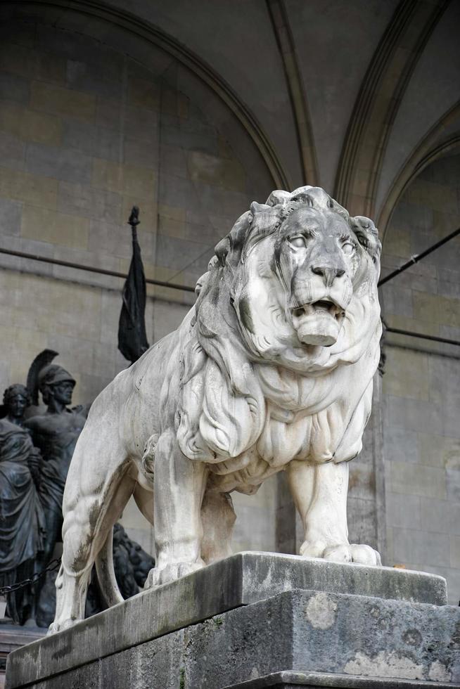 munique, alemanha, 2014. estátua do leão em feldherrnhalle em munique foto