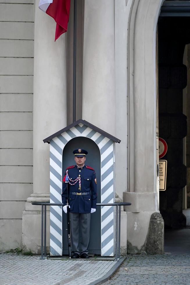 praga, república checa, 2014. soldado da república checa guardando a entrada para a área do castelo em praga foto