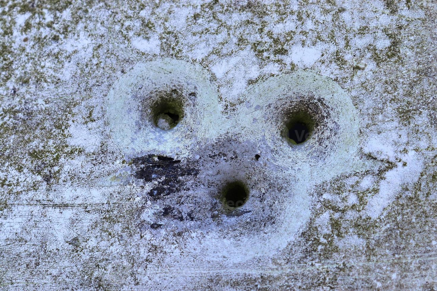 close-up detalhado de buracos de bala de tiros em um sinal de trânsito foto