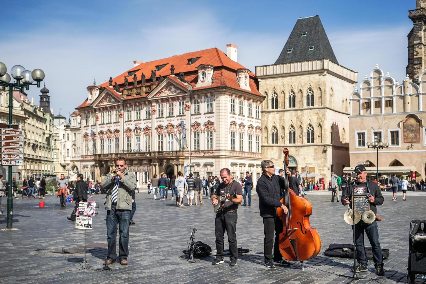 praga, república tcheca, 2014. música ao vivo na praça da cidade velha de praga foto