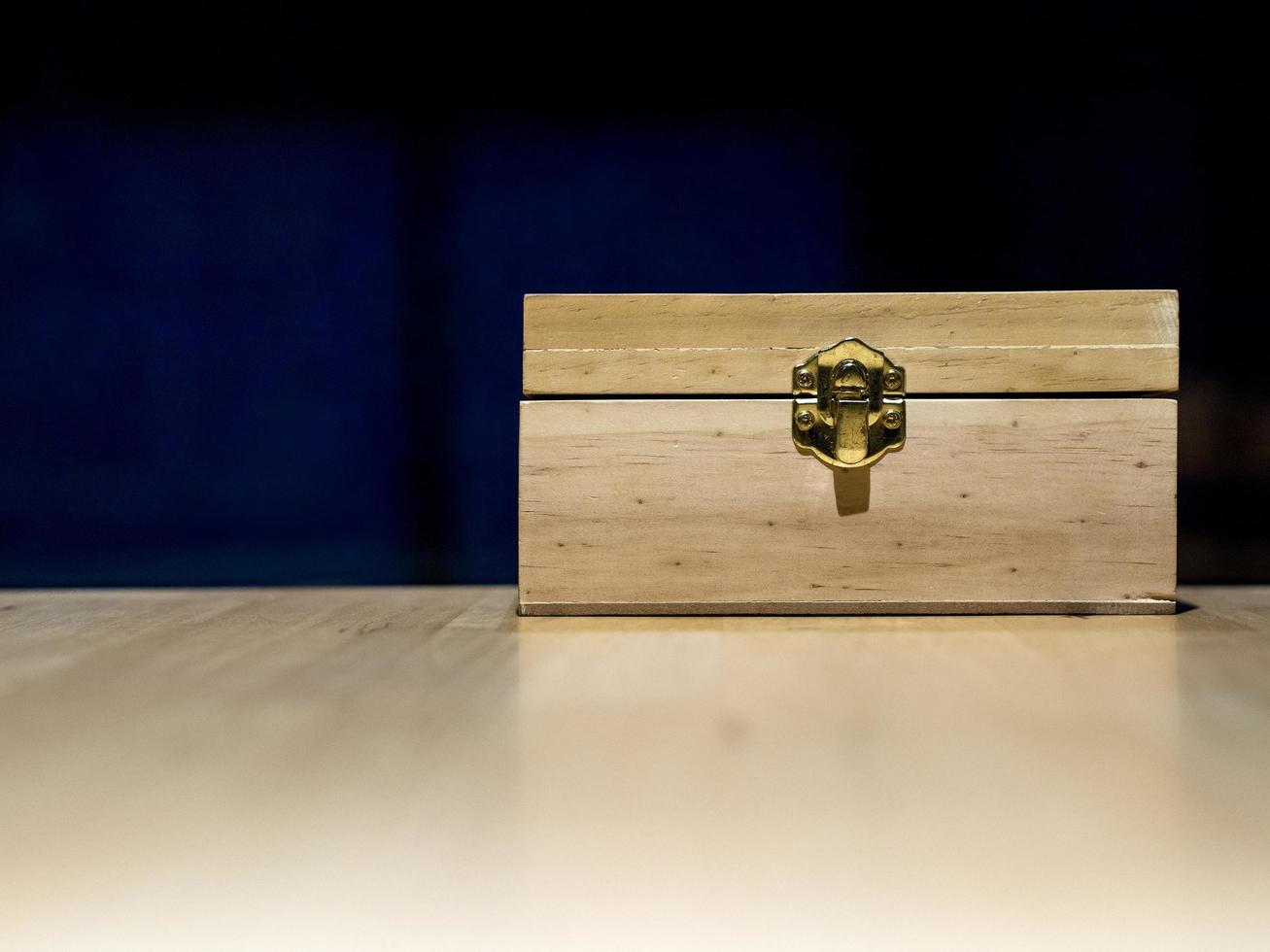 linda caixa de madeira fechada em uma mesa de madeira, um fundo de atmosfera romântica, imagem para modelo de plano de fundo foto