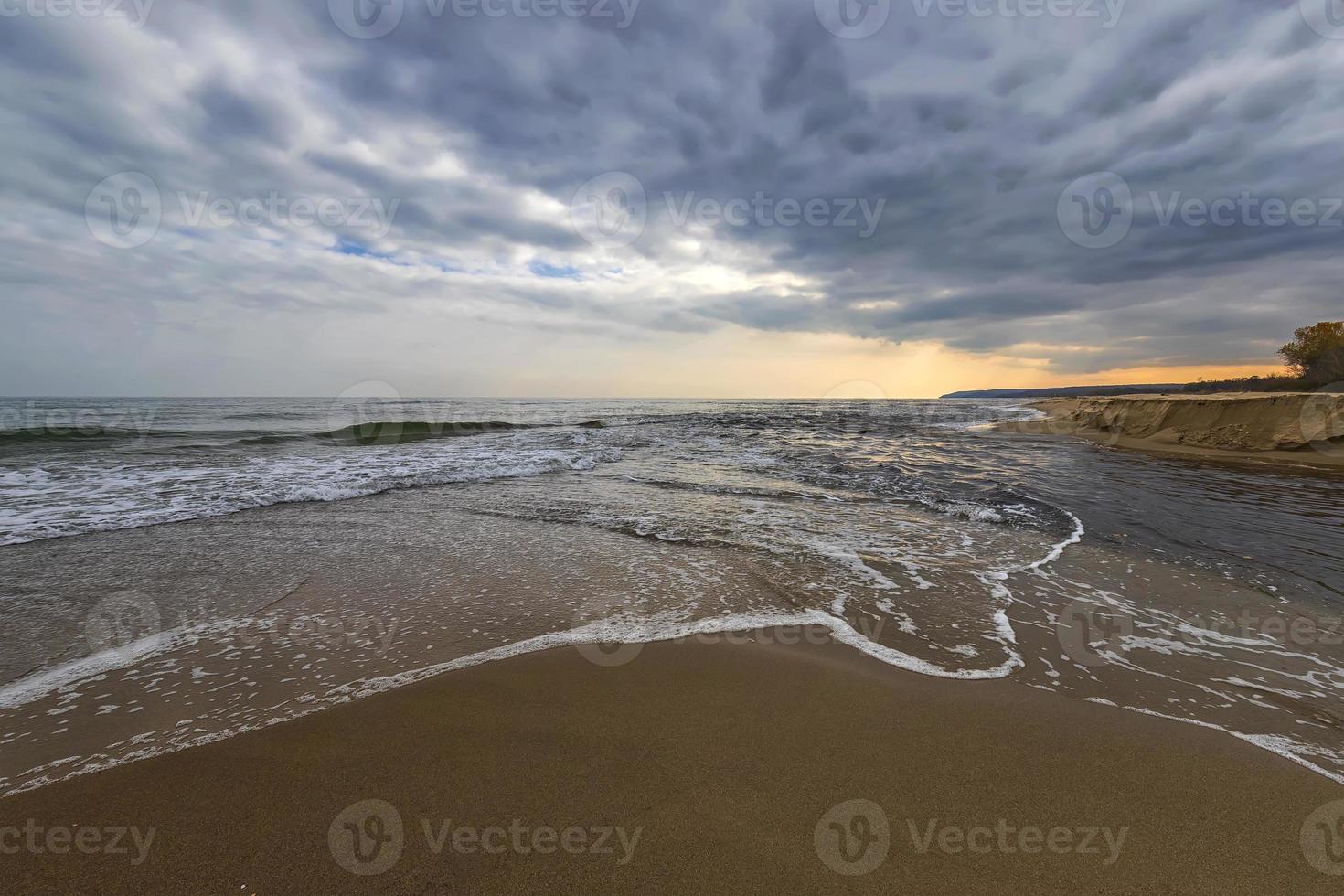 incrível vasta paisagem marítima da beira-mar. foto