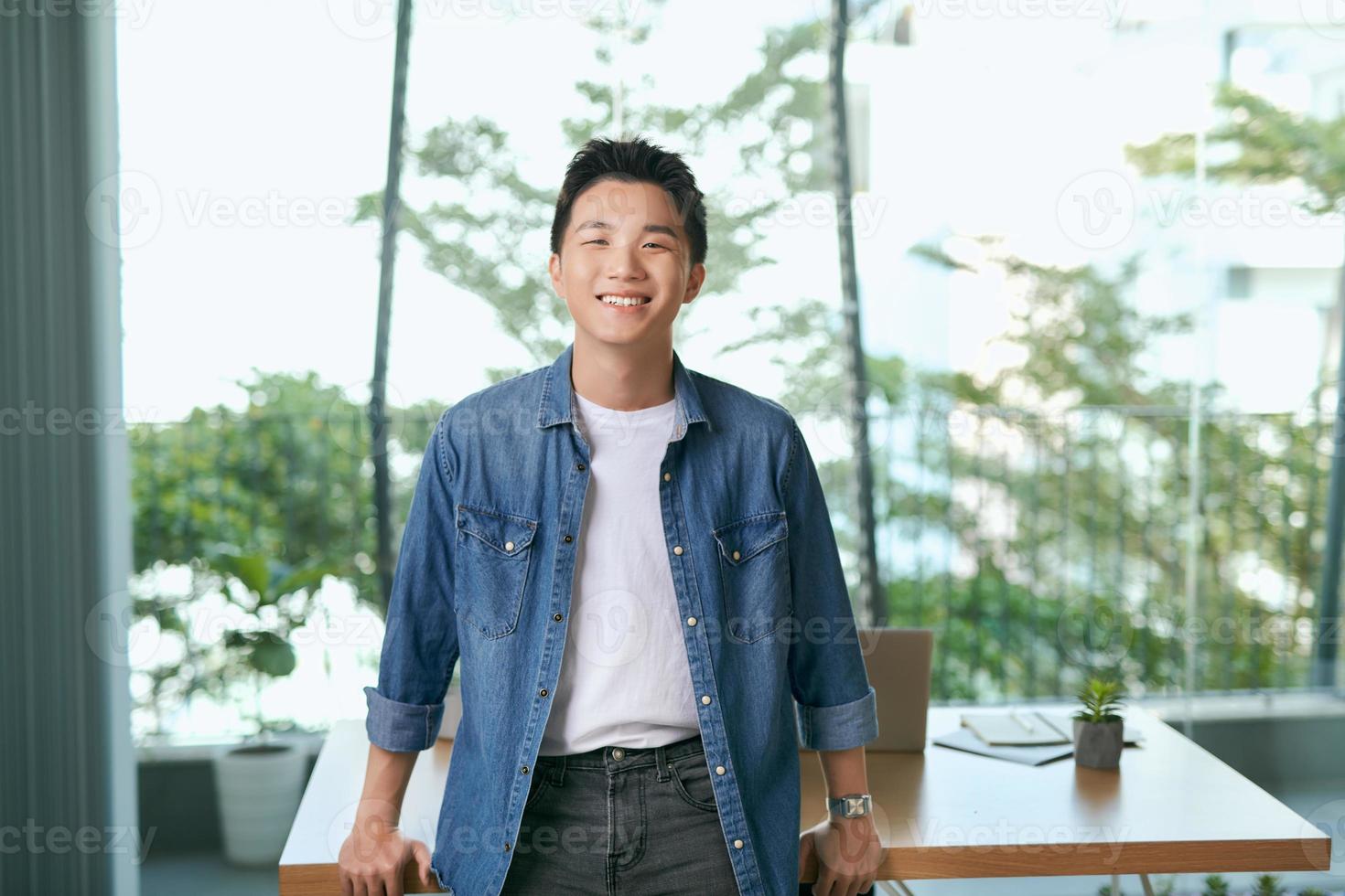 homem de negócios asiáticos na mesa foto