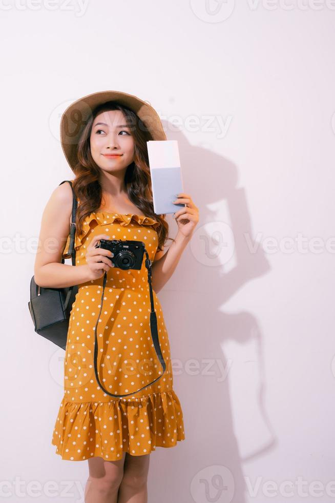linda mulher de viagens com passaporte isolado em background pastel foto