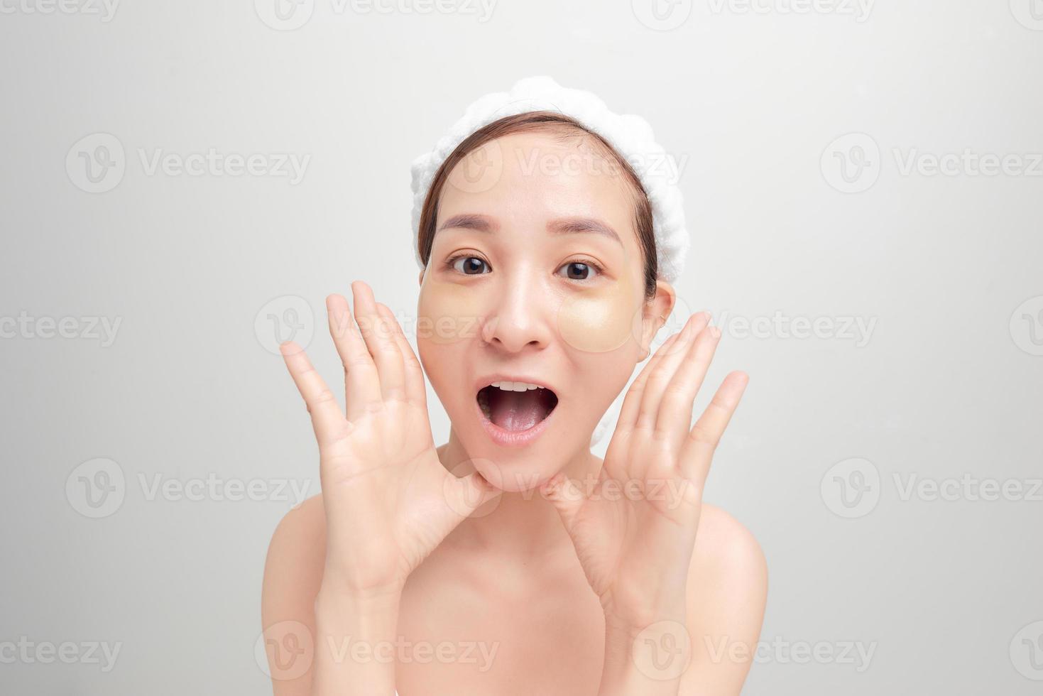 spa cuidados com a pele beleza mulher vestindo toalha de cabelo após tratamento de beleza foto