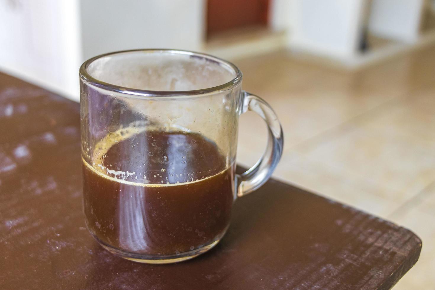 copo de café preto do México em fundo de madeira. foto