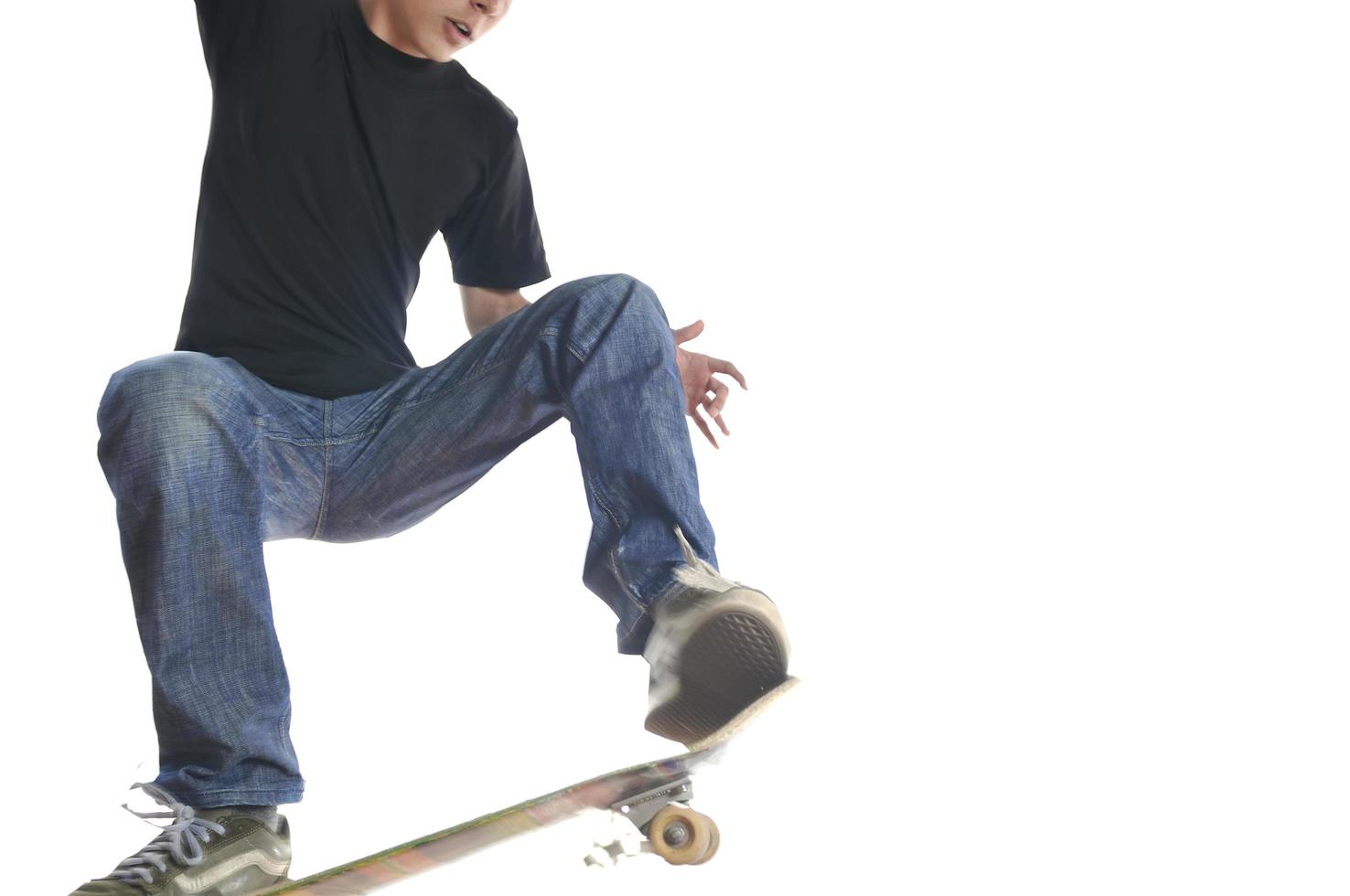 menino praticando skate em um parque de skate - isolado foto