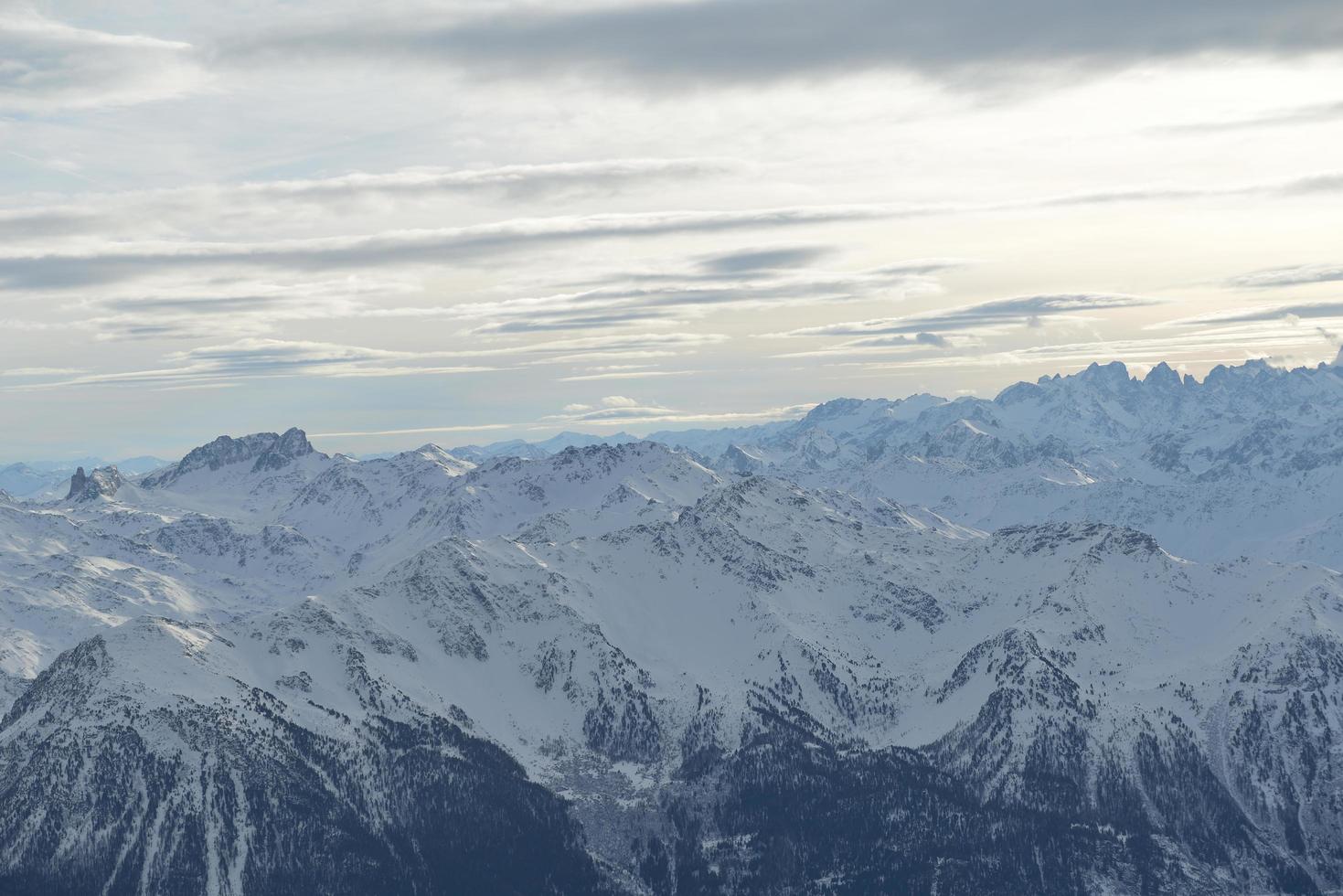 vista panorâmica das montanhas de inverno foto