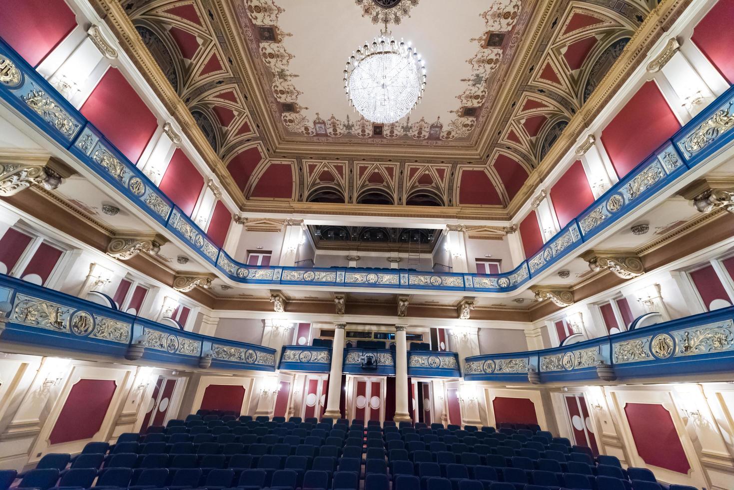 croácia, 2022 - vista interior do teatro foto