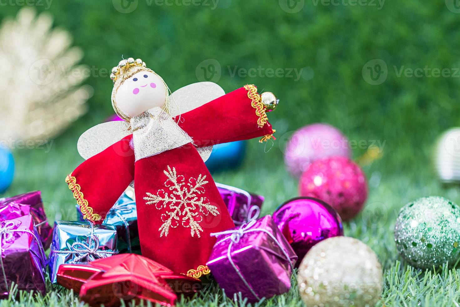 boneca anjo de natal e decoração de natal foto