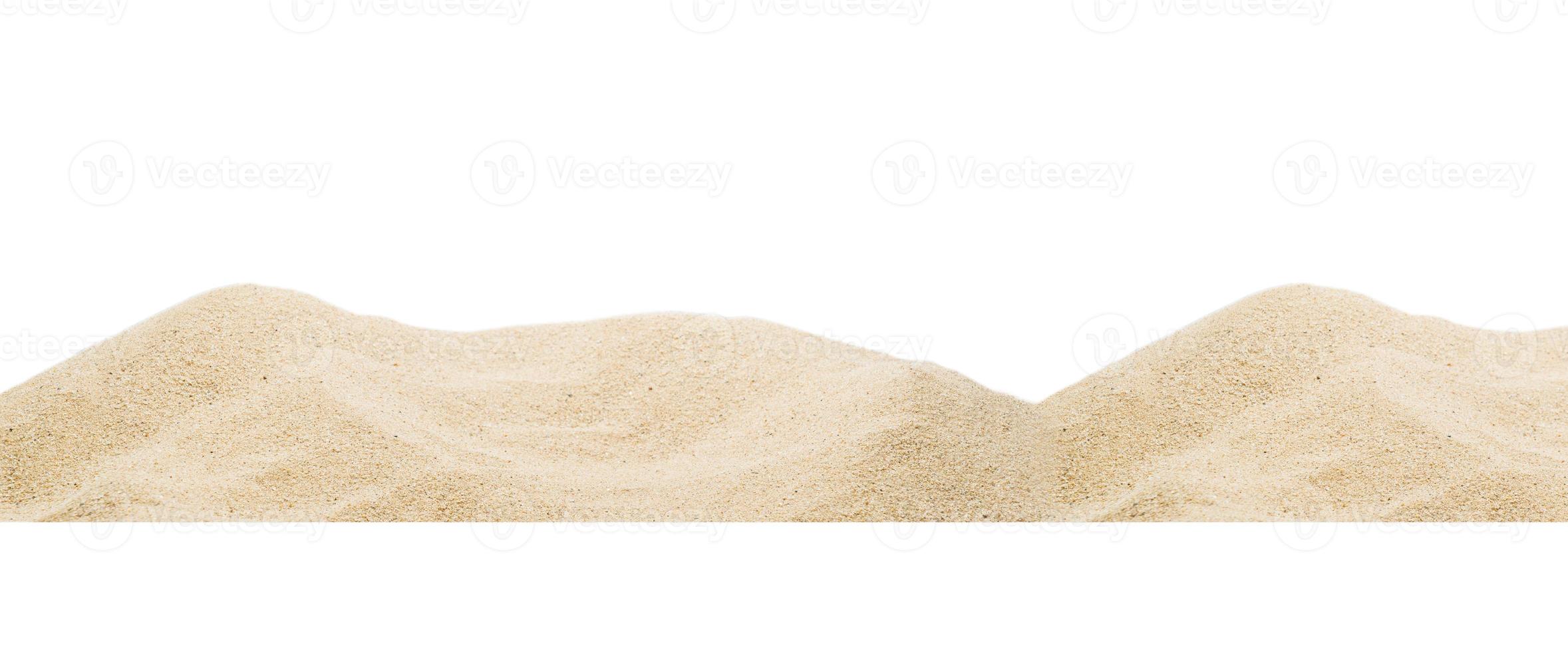 duna de areia de pilha panorâmica isolada em branco foto