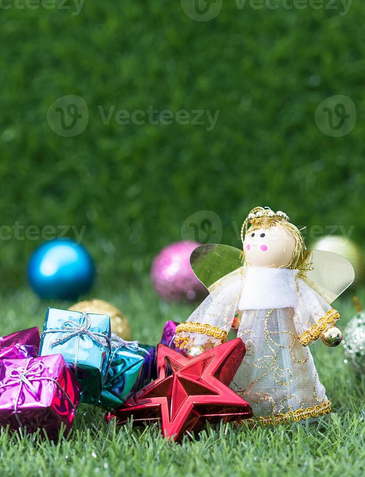 fechar a decoração de natal na grama foto