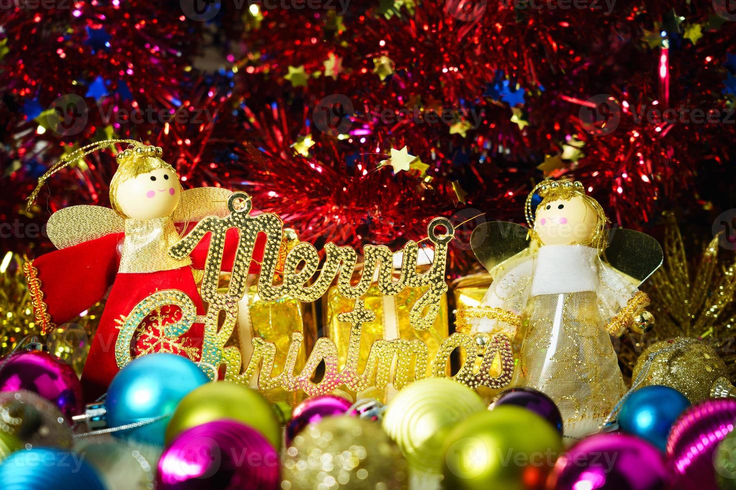 boneca de natal com enfeites e decorações de natal foto