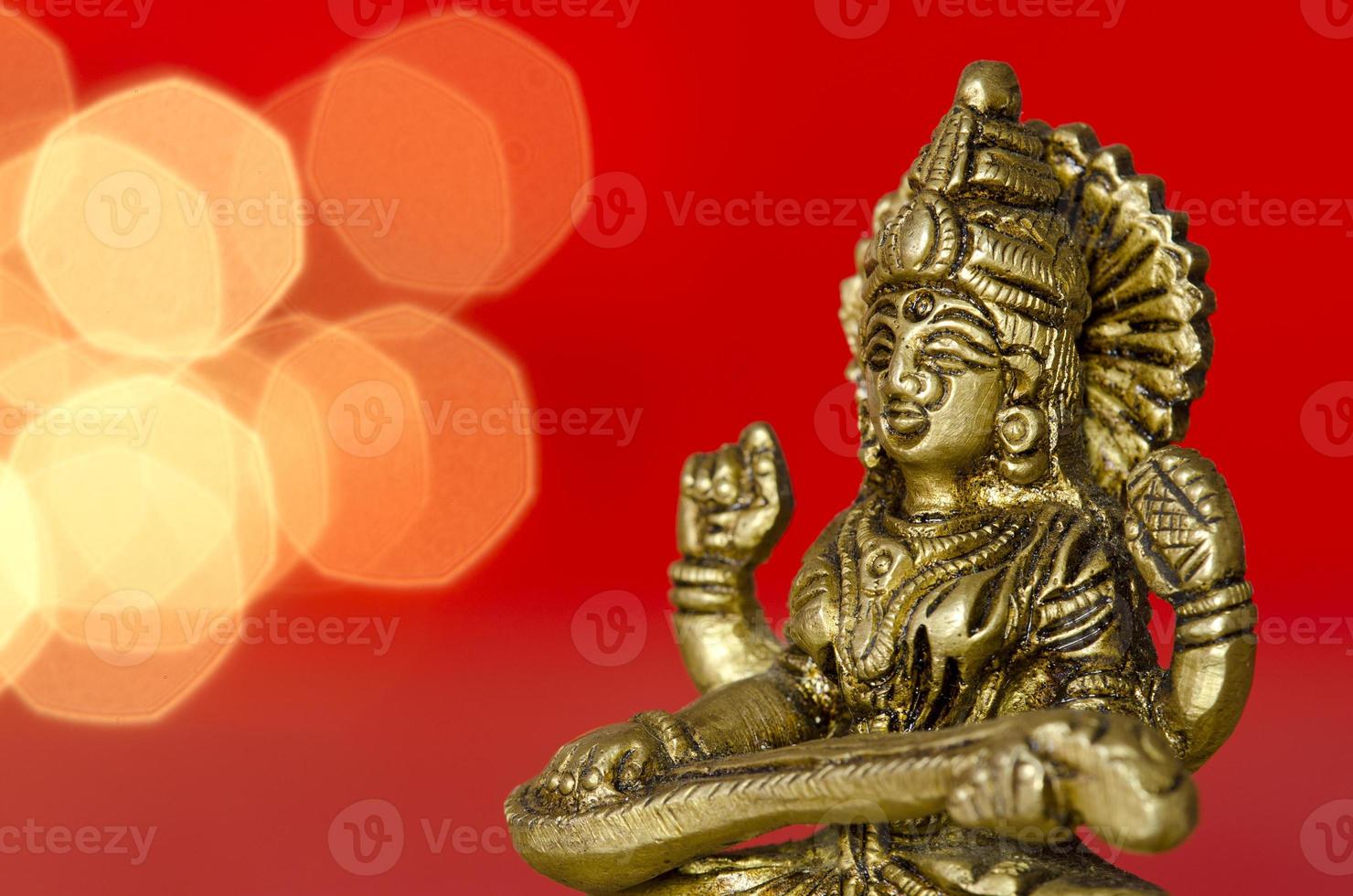 close-up de uma estátua da divindade hindu sobre fundo vermelho foto