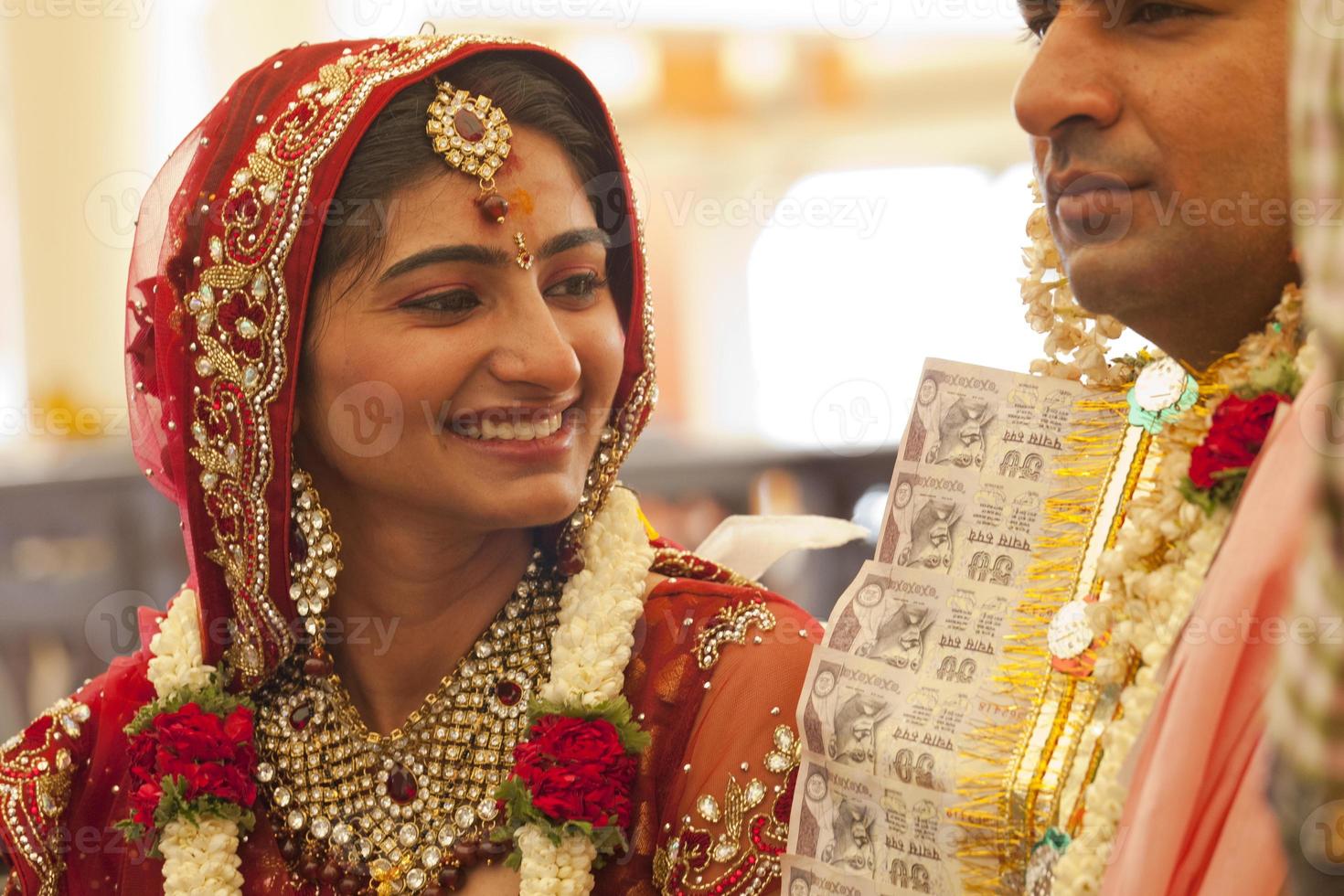 casal indiano feliz no casamento. foto