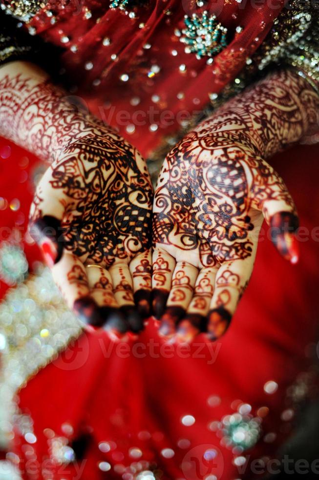 mão da noiva indiana foto