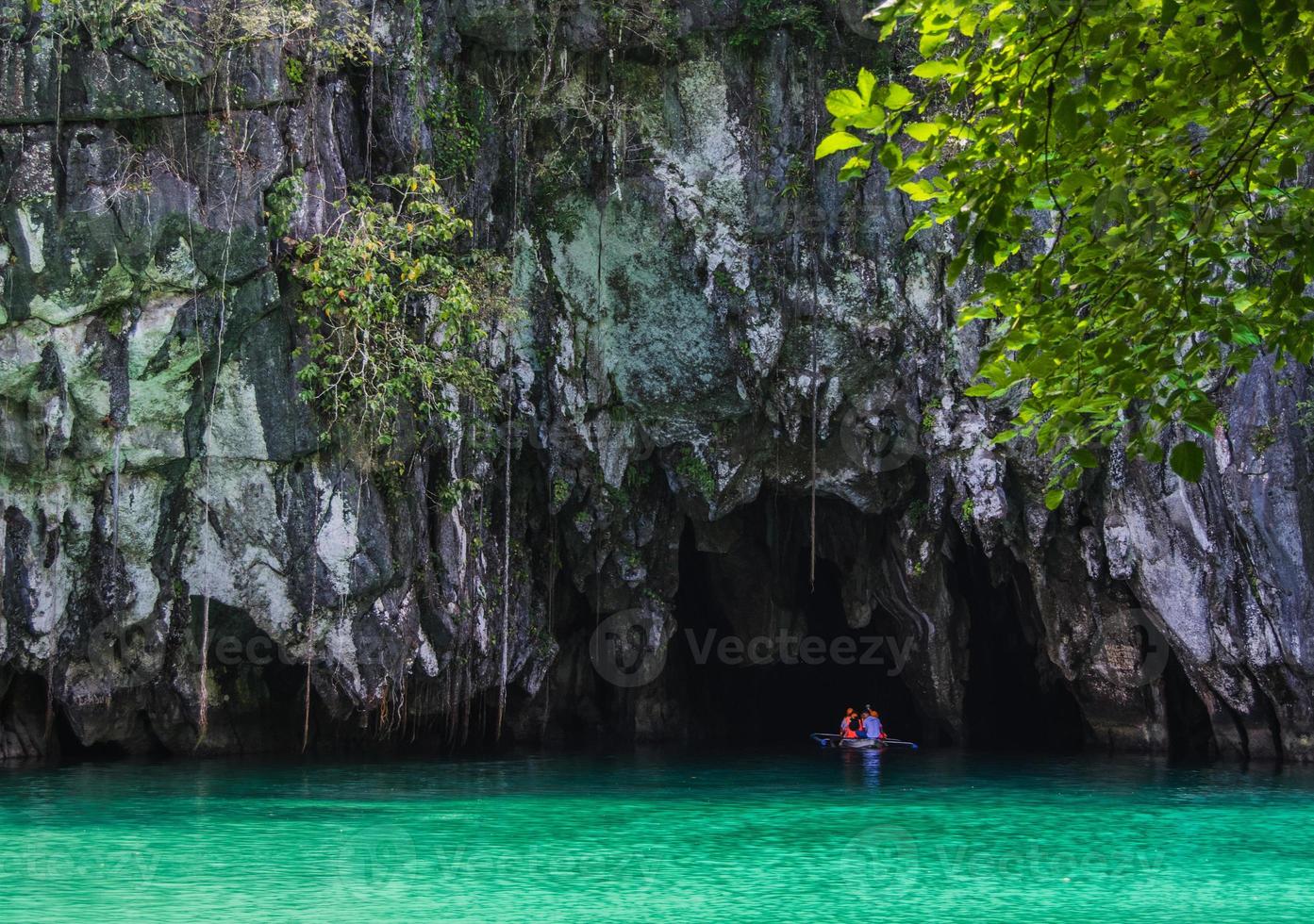 bela lagoa com água azul-turquesa. puerto princesa, palawan, filipinas. foto