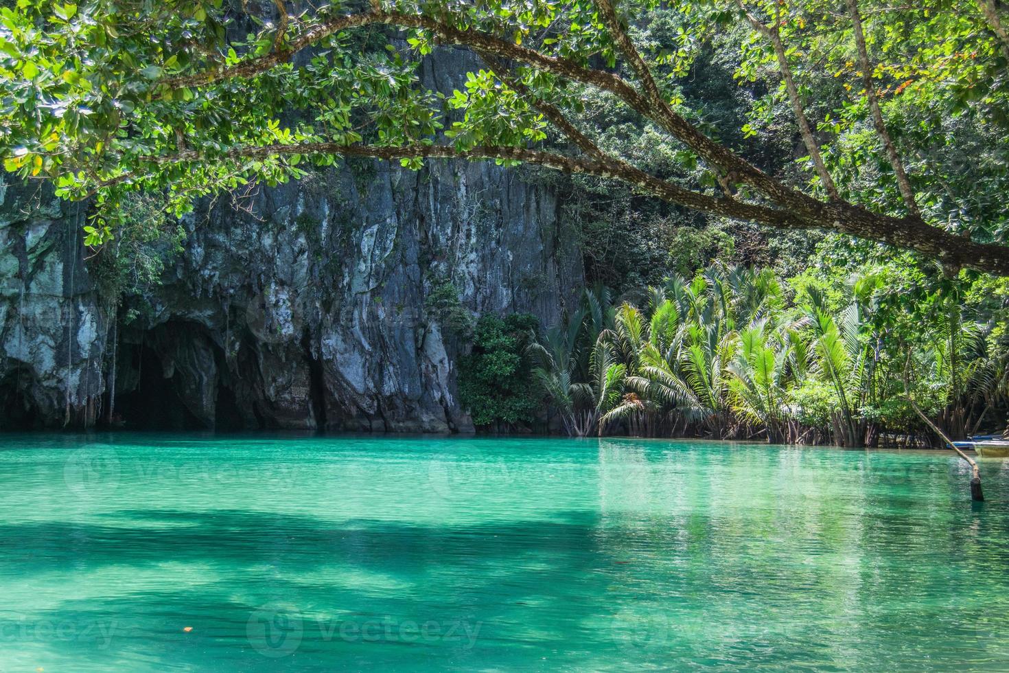 bela lagoa com água azul-turquesa. puerto princesa, palawan, filipinas. foto